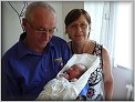 08 Do porodnice se na m� taky p�i�li pod�vat babi s d�dou 